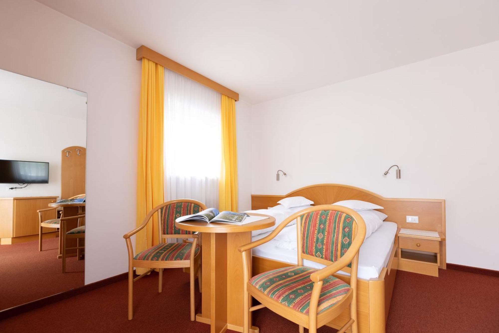 Hotel Garni Juval à Tirolo Extérieur photo